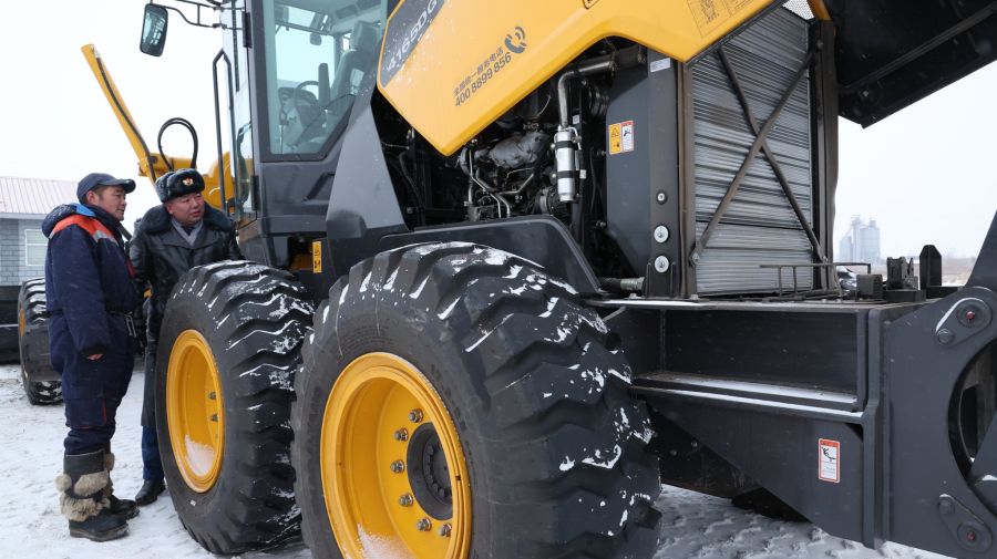 Өвөлжилт хүндрэх эрсдэлтэй аймаг, сумдад туулах чадвар сайтай машин гардуулжээ